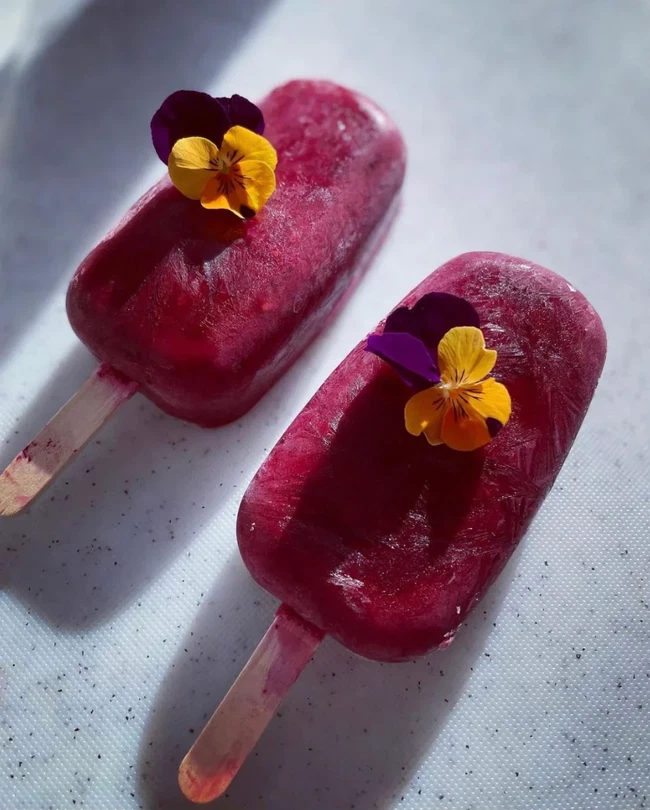 Image of Slow Melt Gelatine Ice Lollies with Berries and Keffir