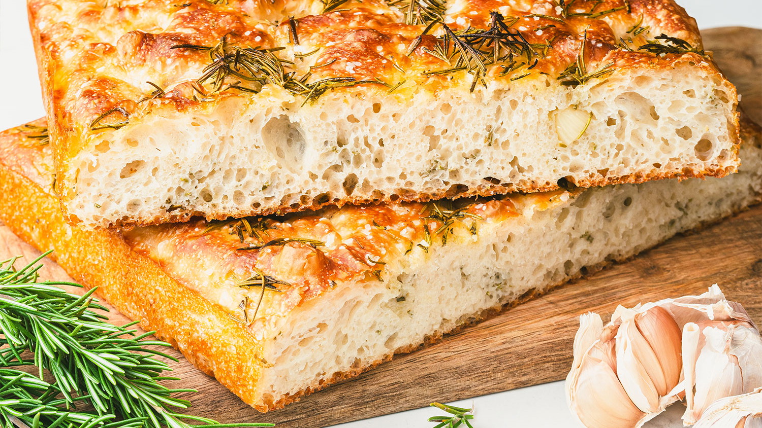 Image of Focaccia de ajo, parmesano y romero