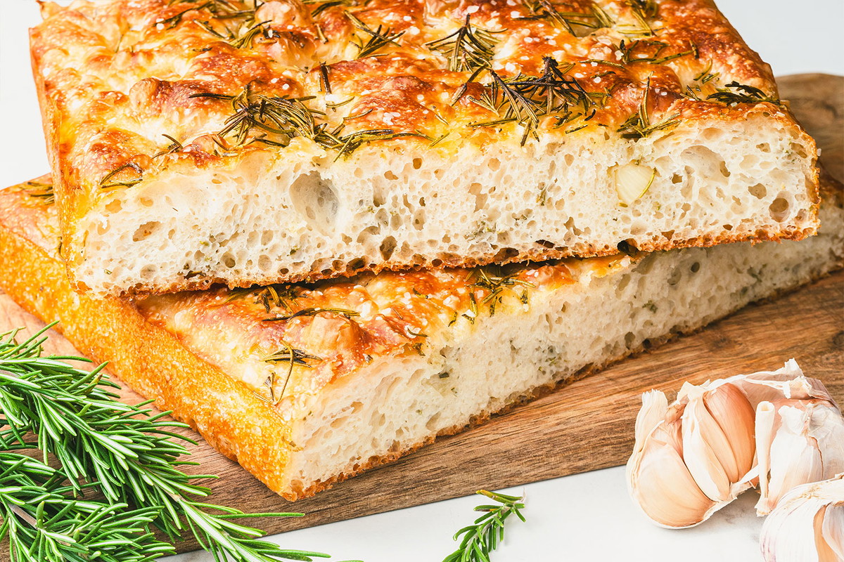 Focaccia de alho, parmesão e alecrim