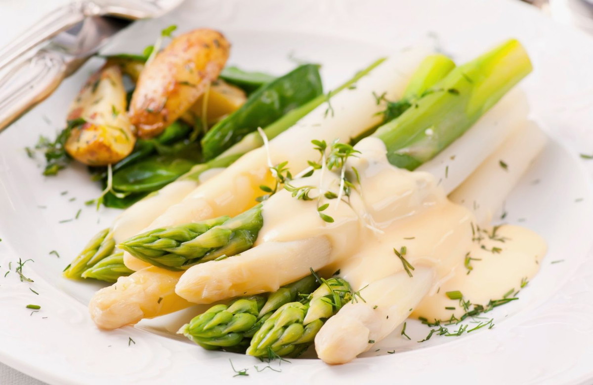 classically boiled asparagus with hollandaise sauce 