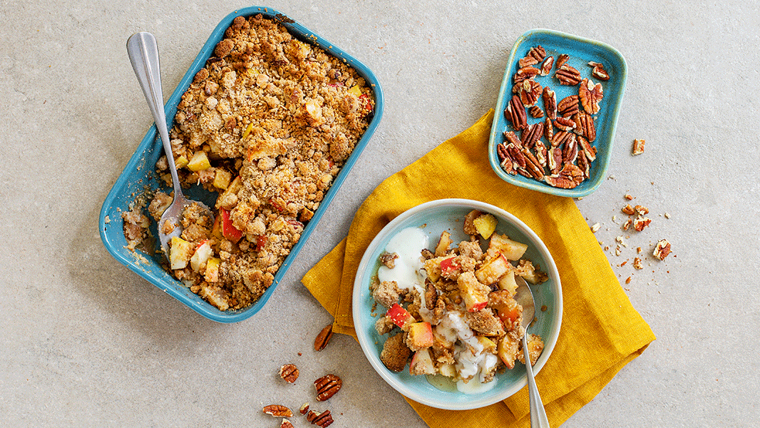 Image of Apfel-Nuss-Crumble mit Joghurt-Vanille-Sauce