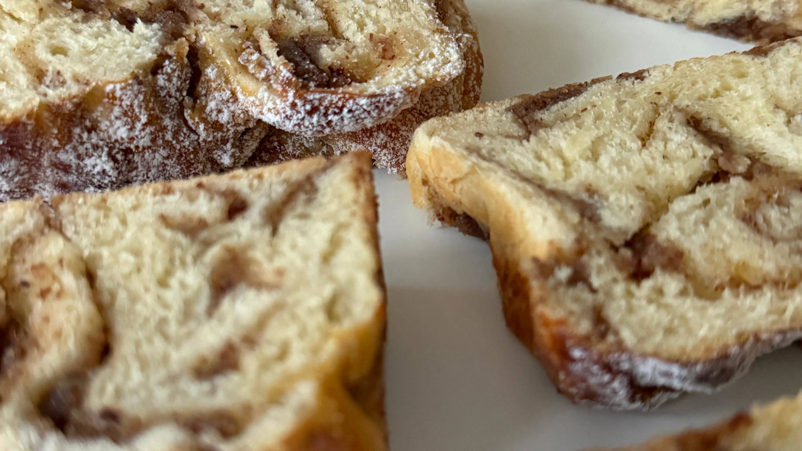 Image of Geflochtenes Haselnussbrot-Rezept