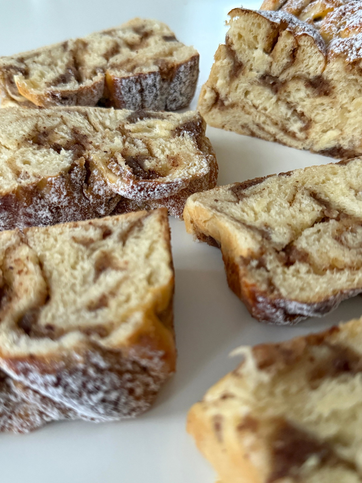 Geflochtenes Haselnussbrot