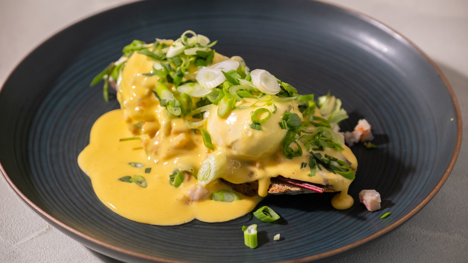 Image of Ei Benedict mit Räucherforelle, Wildkräutersalat und Rauchfischhollandaise