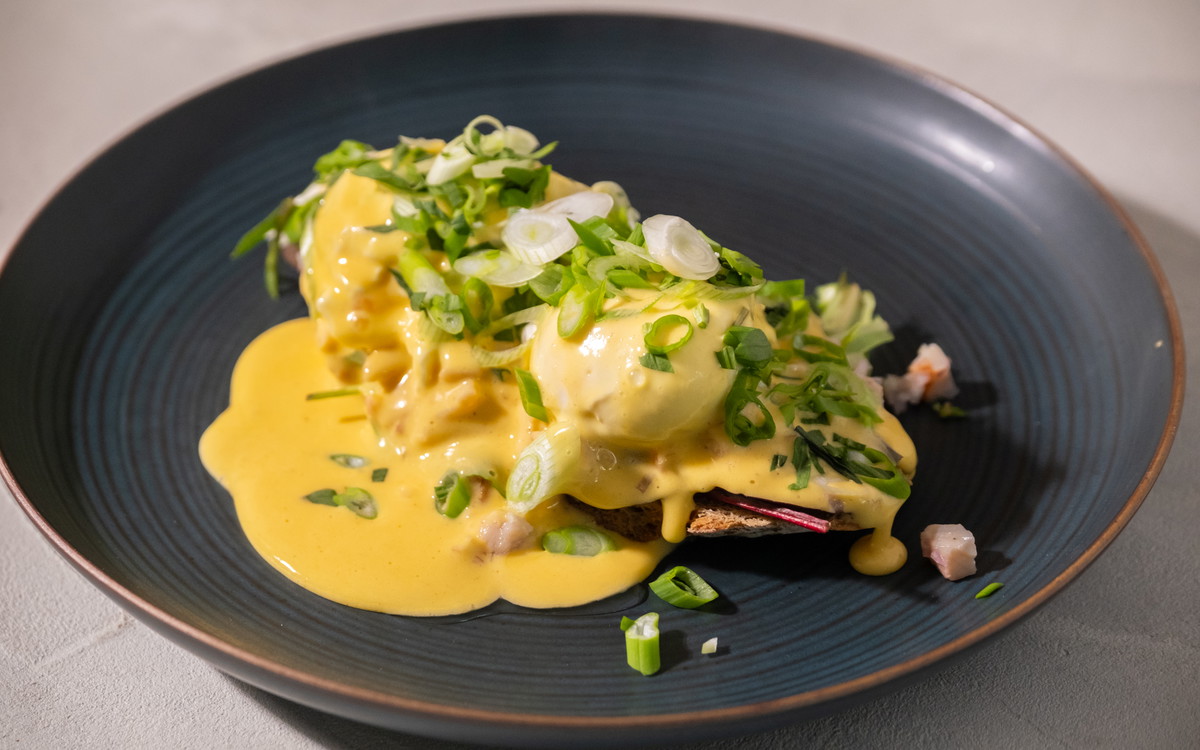 Ei Benedict mit Räucherforelle, Wildkräutersalat und Rauchfischhollandaise