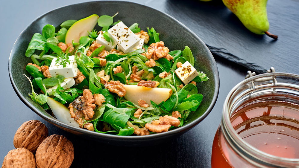 Image of Gourmet-Feldsalat mit fruchtiger Birne und Fetakäse