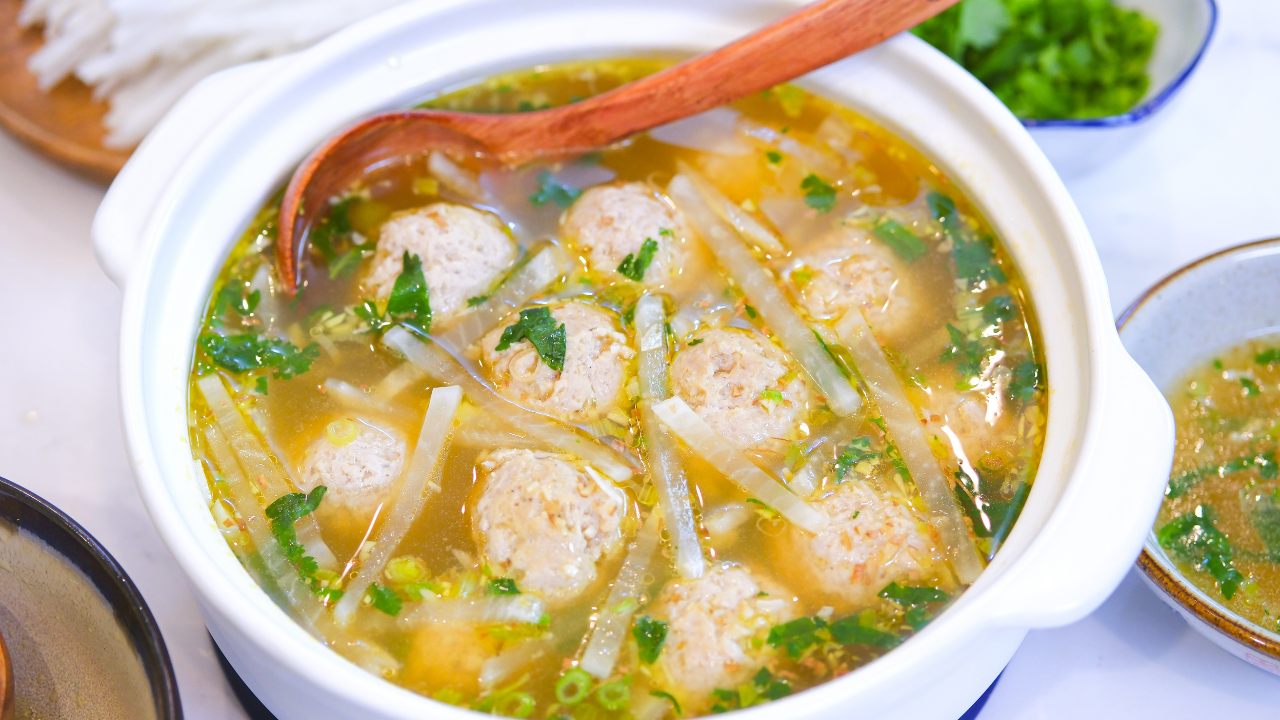 Image of Easy Hearty Chinese Meatball Soup (Perfect Winter Recipe)