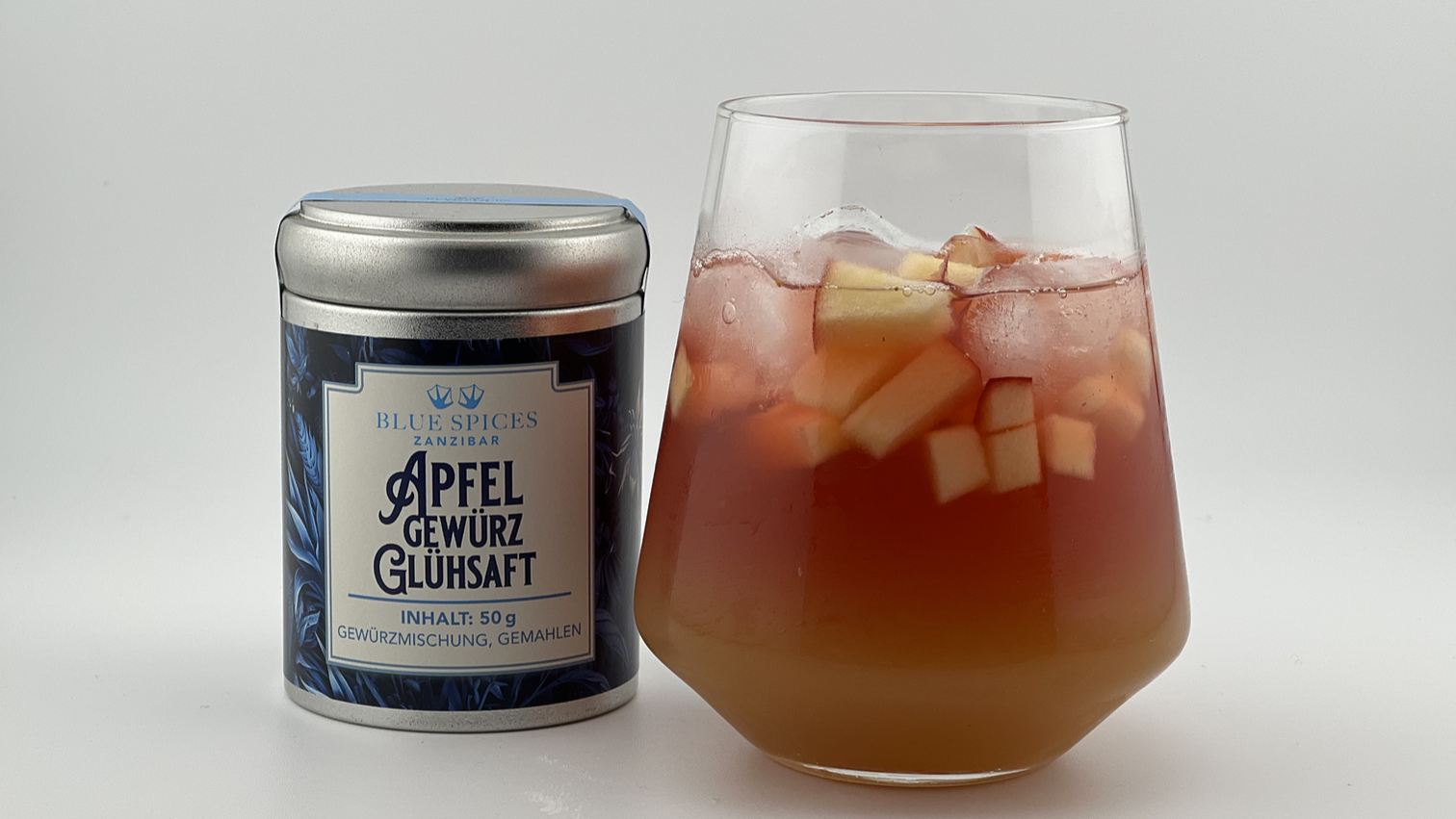 Dose mit Gewürz und Glas mit dem roten Mocktail
