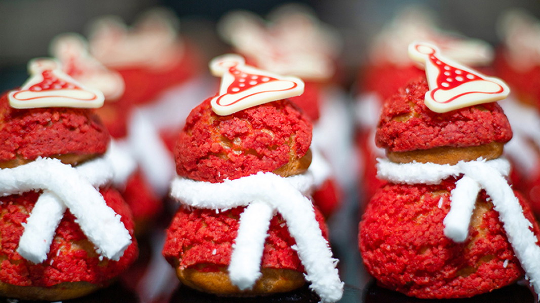 Image of Raspberry Santa Claus Choux