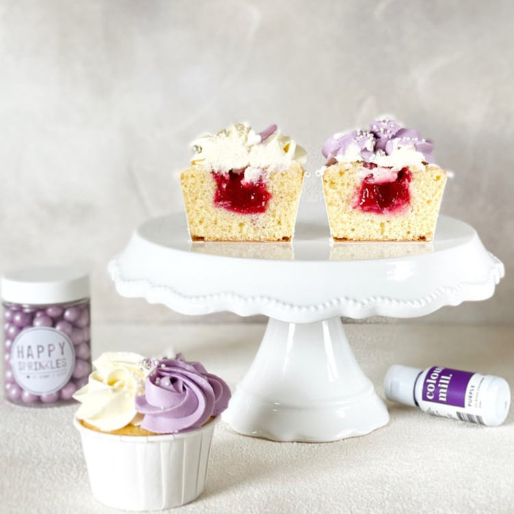 Image of Dekorieren: Das fertige Frosting reicht nun aus, um 12 Cupcakes mit der Creme zu verzieren. Schnapp dir eine Spritztülle und los geht’s! Für den schönen Glanz verwendest du unseren Sprinkle Mix “Happy Ever After”, den du kreativ auf deinen Cupcakes...