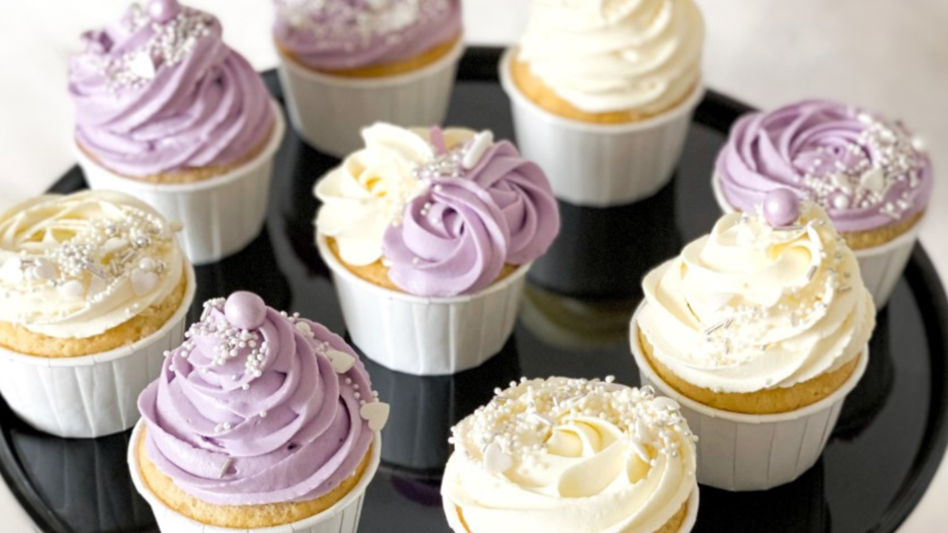 Image of Fruchtige Himbeer Cupcakes mit leckerem Frischkäse-Frosting