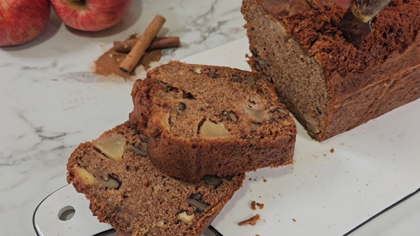 Image of Cake healthy aux pommes, noix et cannelle.