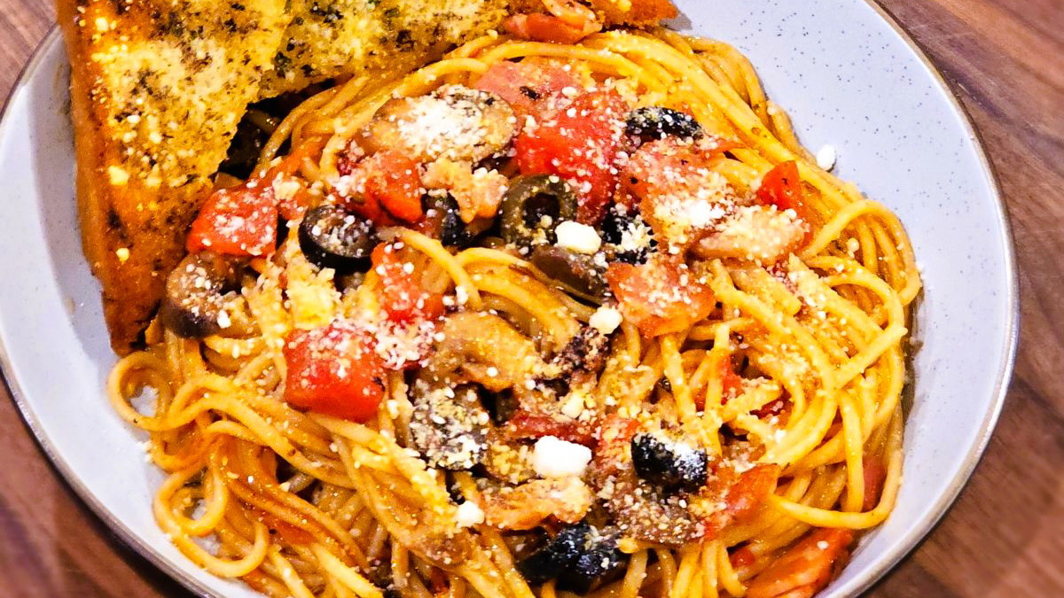 Image of a bowl of spaghetti and bread