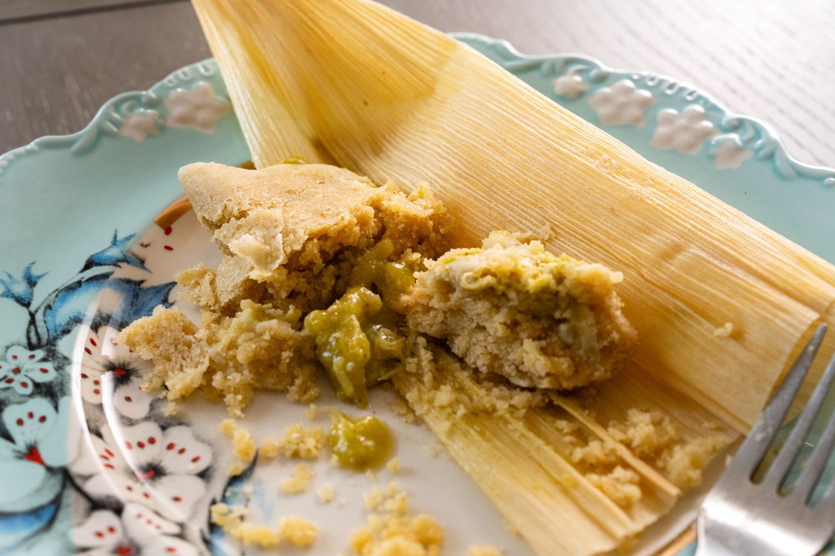 Tamales de Pollo en Salsa Verde