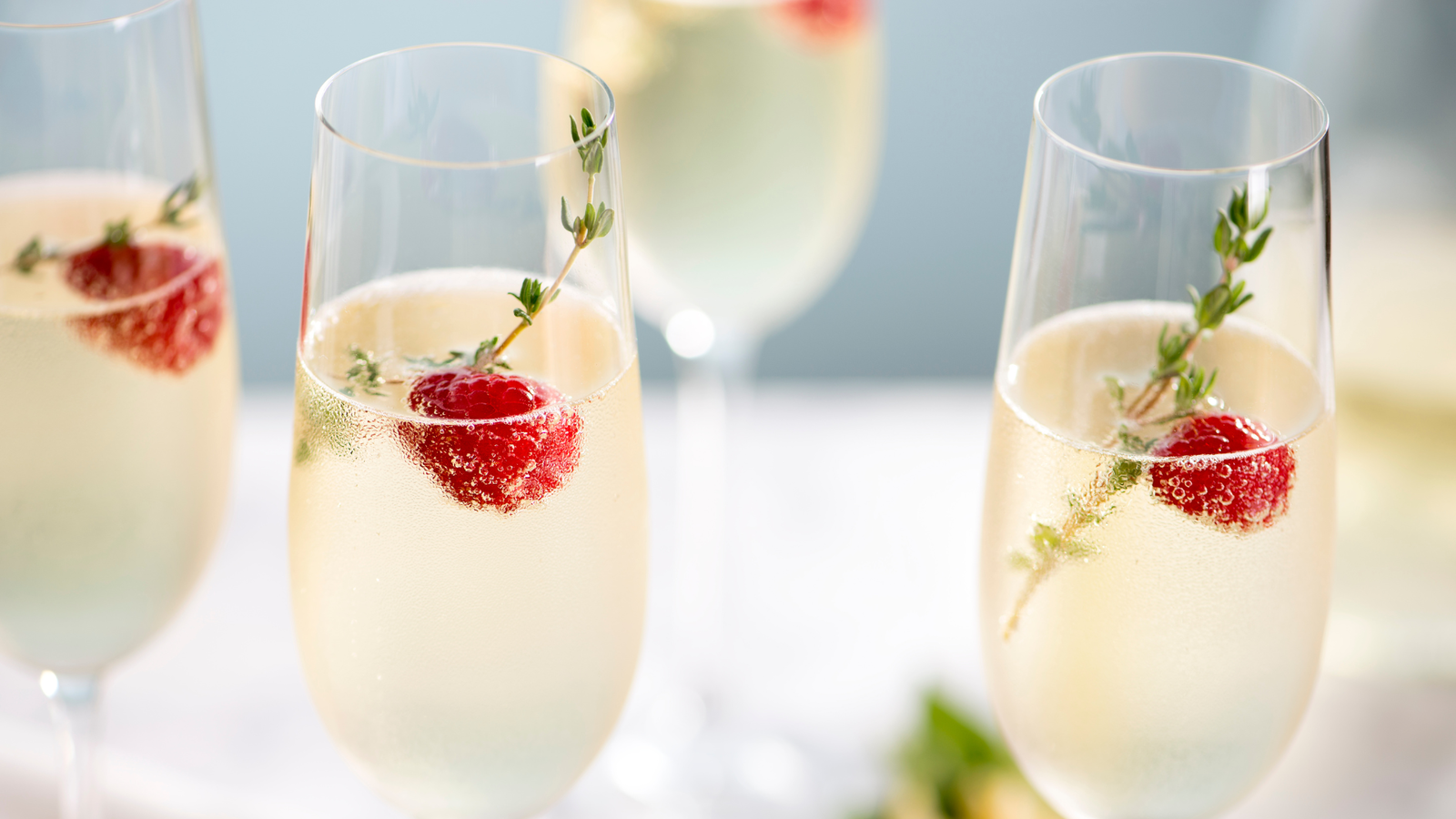 Image of SOUPE DE CHAMPAGNE, FRAMBOISES ET LITCHI DE NOËL