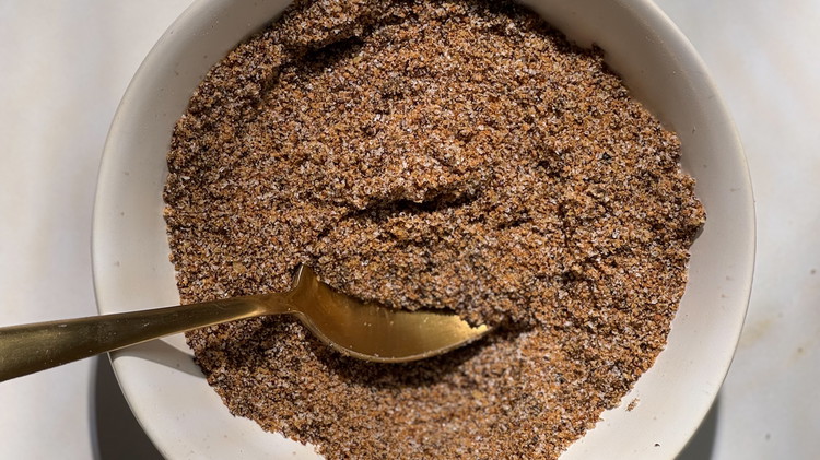 Image of In a bowl, combine the processed ants with 50g of coconut brown sugar and 100g of microplastic-free salt. Mix thoroughly.