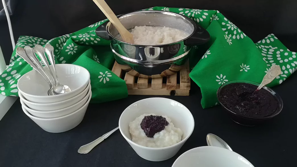 Rice porridge with bilberry-pear compote