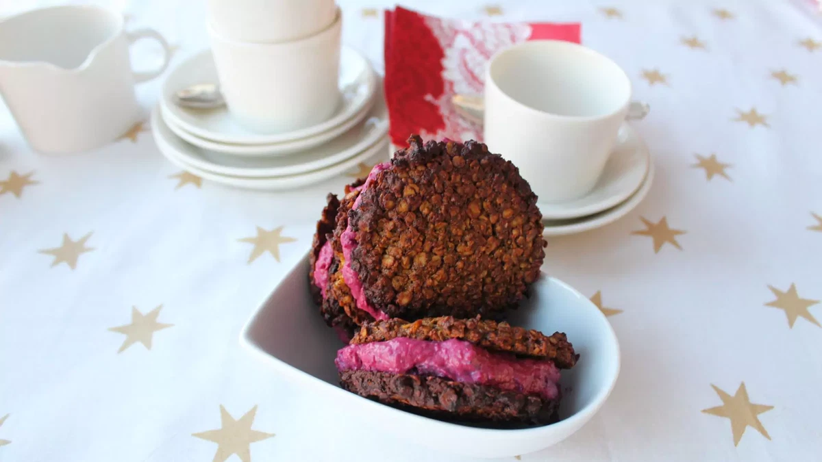 Nettle-bilberry oat crisps with raspberry filling