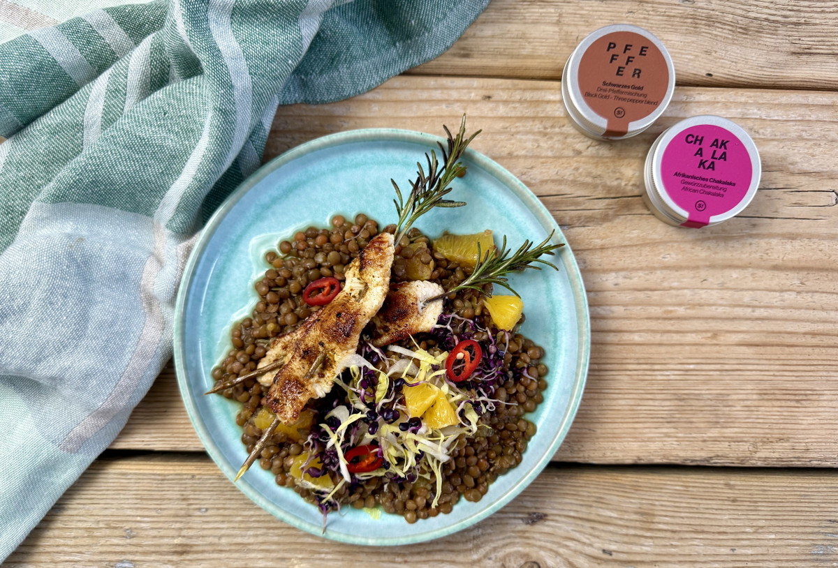 Linsensalat mit Puten-Rosmarin-Spießen und Orange