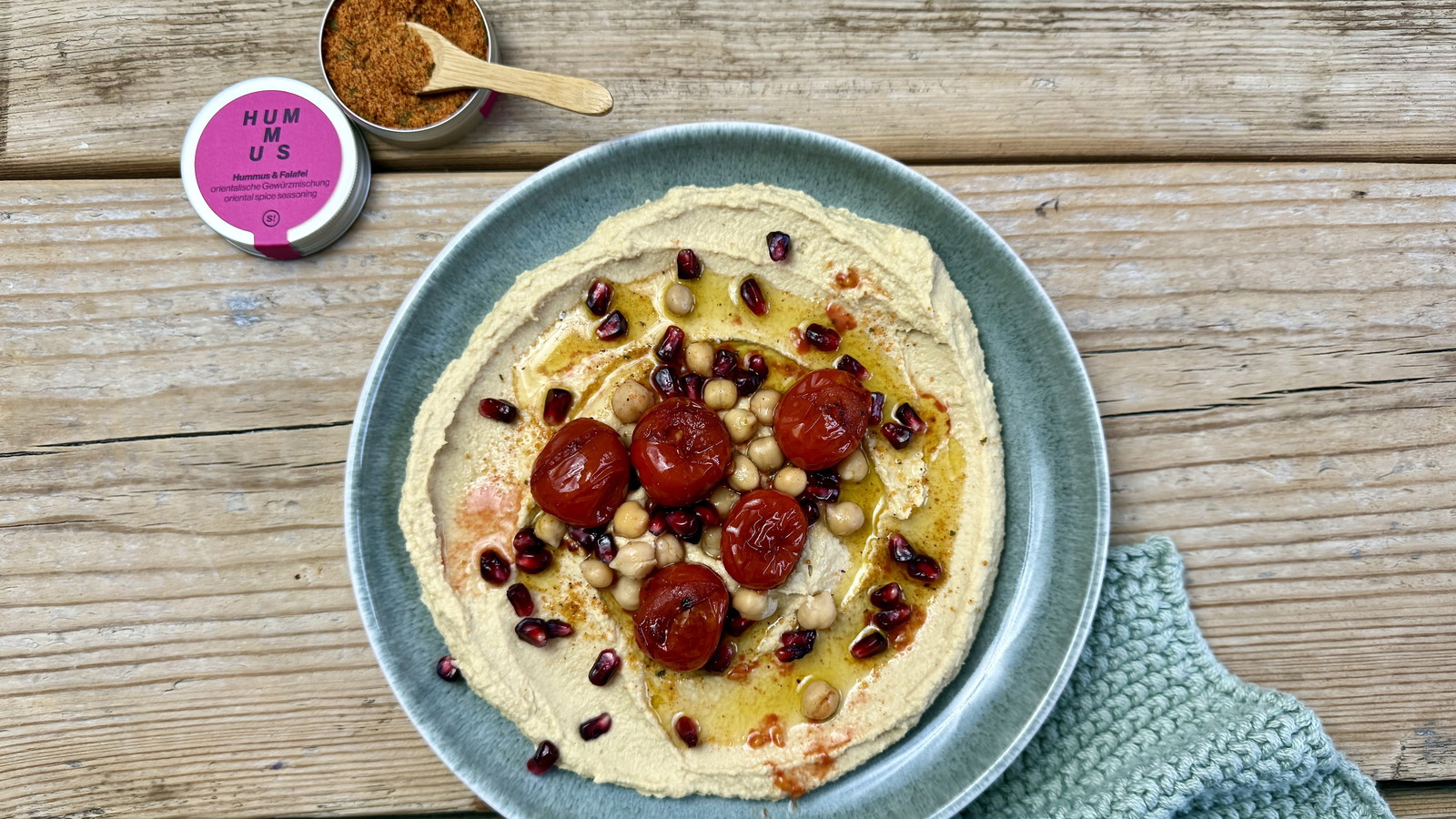 Image of Hummus mit gerösteten Tomaten und Granatapfelkernen