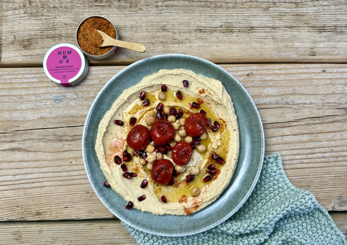 Hummus mit gerösteten Tomaten und Granatapfelkernen