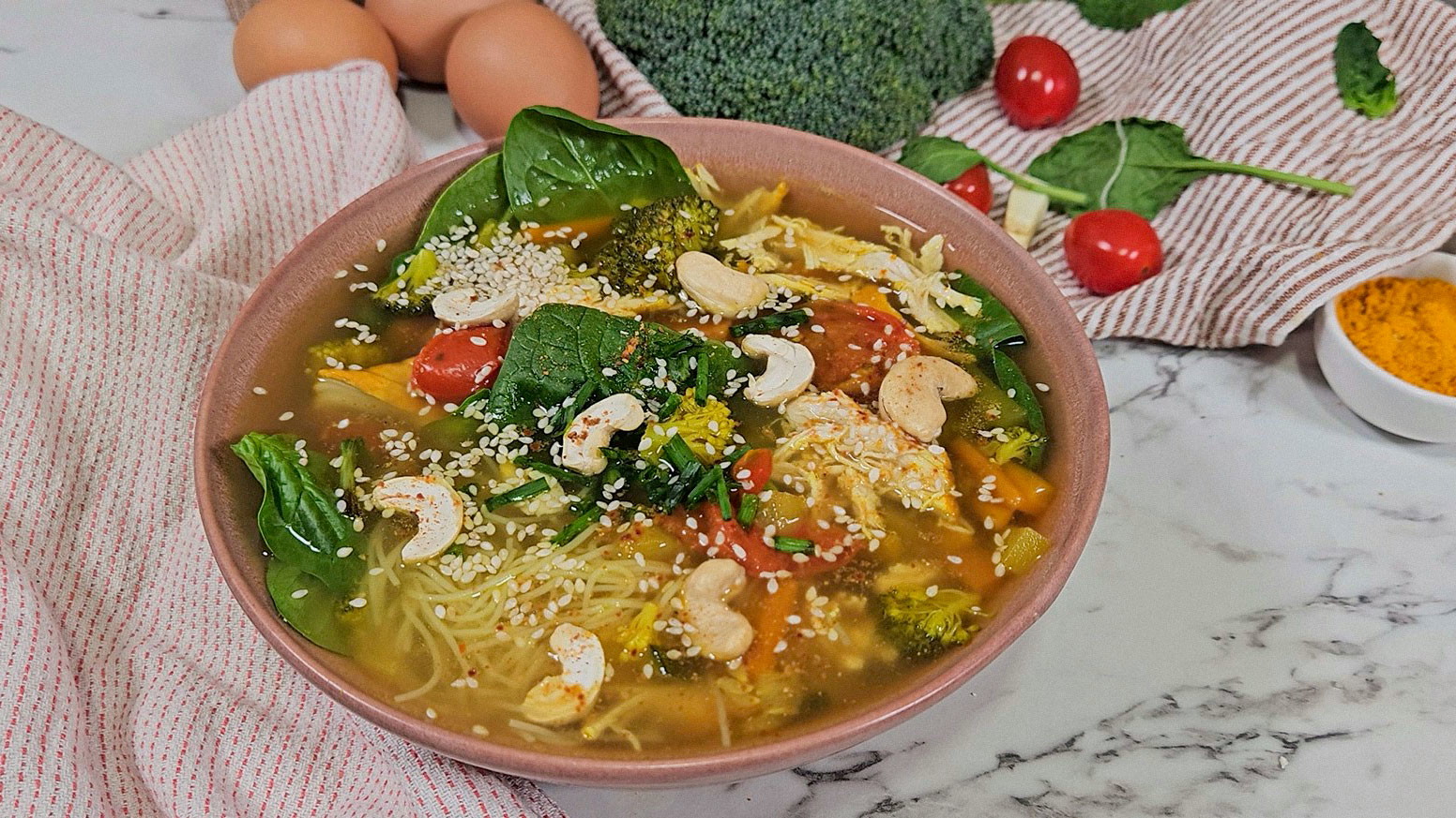 Image of Soupe asiatique Healthy aux nouilles poulet et curcuma 