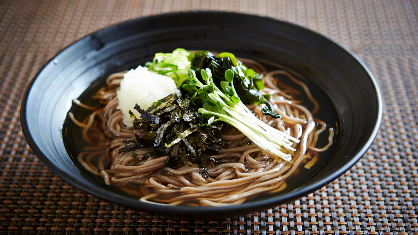 Image of Bouillon parfumé aux algues et nouilles soba