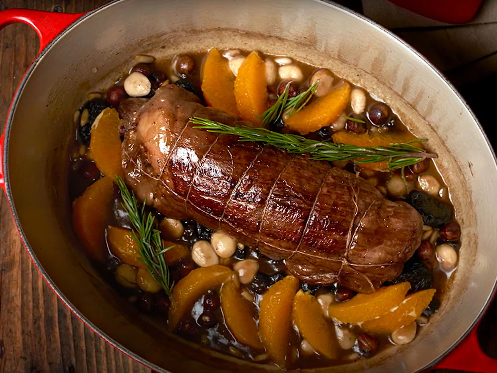 Gefülltes Kalbfleisch mit Trockenfrüchten und Orange, im bräter