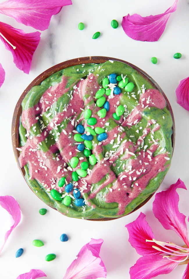 Image of 🍵✨ Lee's Matcha Smoothie Bowl: A Vibrant Green Delight 🥣🌸