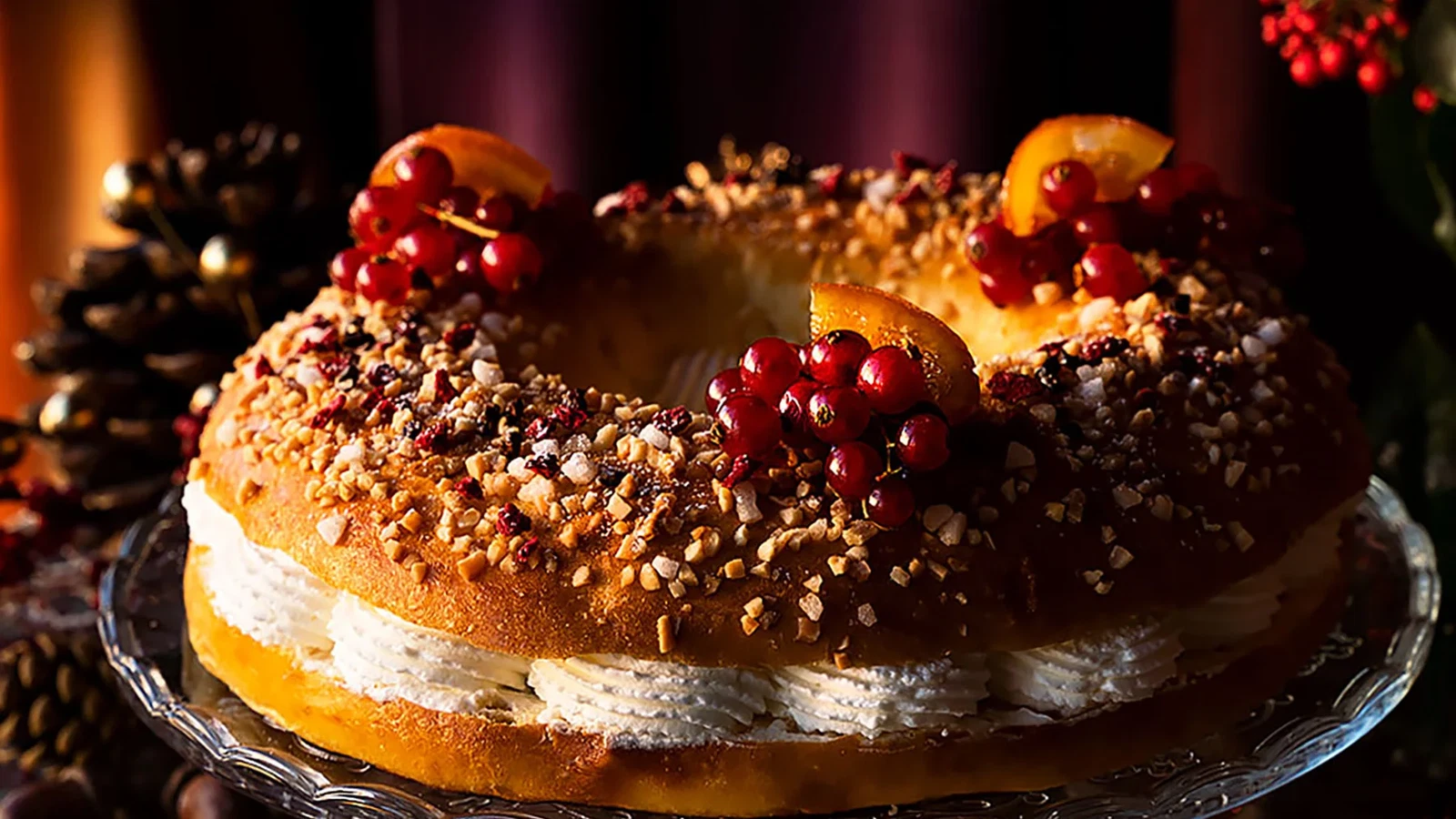 Image of Roscón de Reyes con nata y frutos del bosque