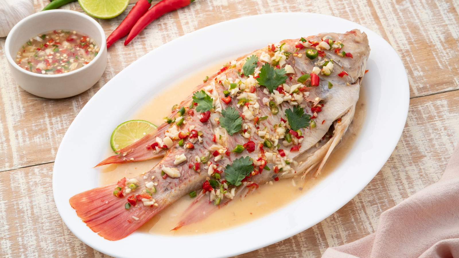 Image of Poisson entier à la vapeur avec sauce citronnée et épicée