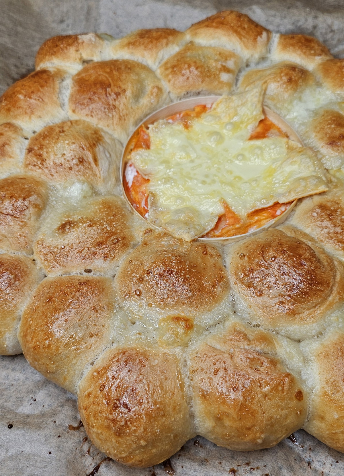 Kugelbrot mit Ofencamembert