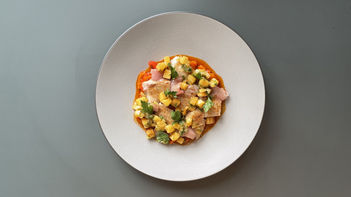 Geflämmter Karpfen mit Paprika-Gulasch-Ragout, Kakifrucht und eingelegten Salz-Zitronen