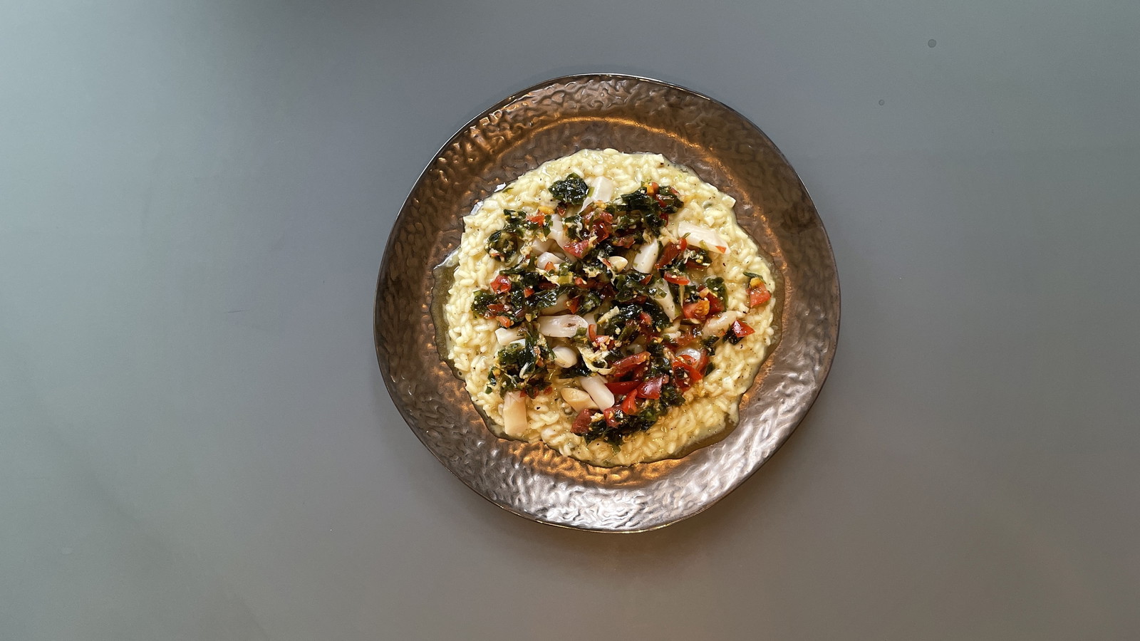 Image of Schwertmuscheln-Risotto mit Algen, Loomi und Meerrettich