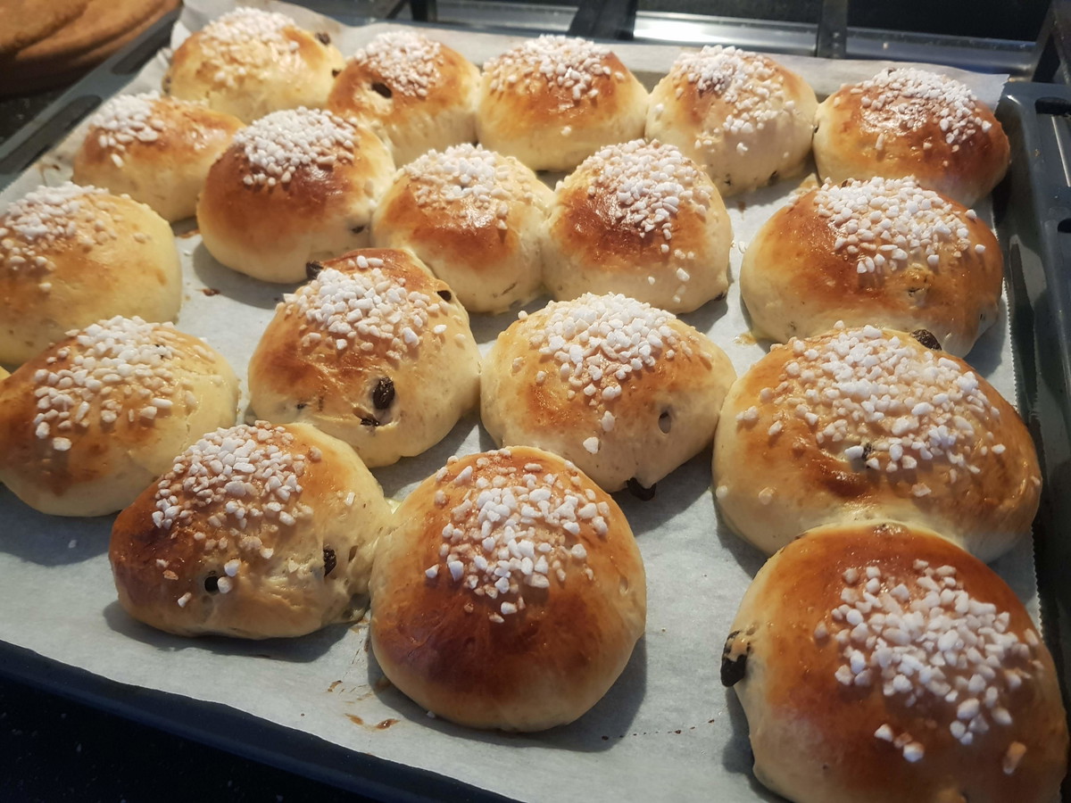 Finnish Sweet Cardamom Buns (Pulla)