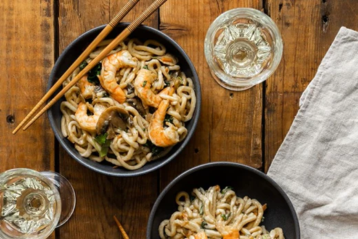 Nouilles Shanghai aux légumes, aux crevettes et à la caméline torréfiée