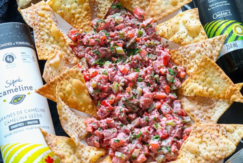 Tartare de thon betterave, cameline et chips wonton