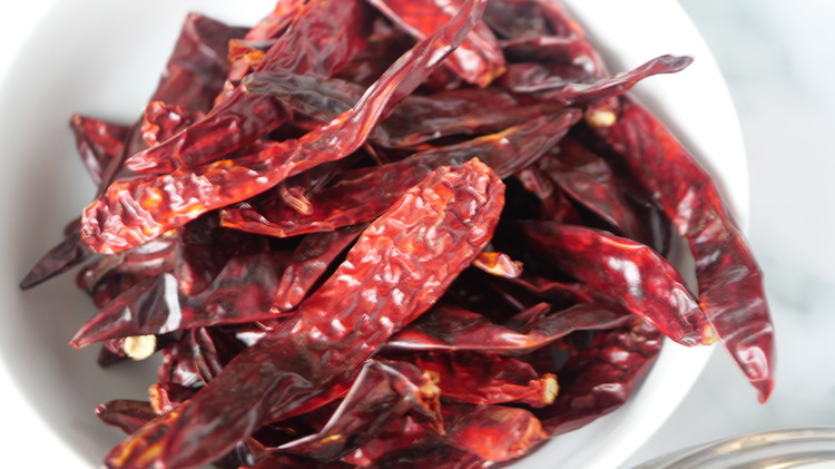 Image of Remove seeds from dehydrated chillies