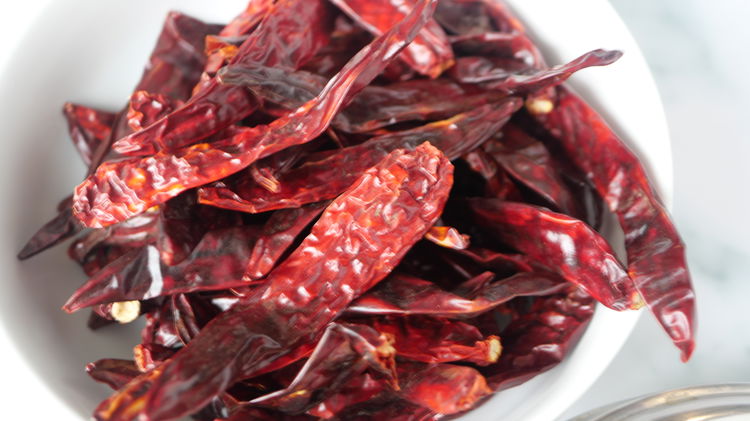 Image of Remove seeds from dehydrated chillies