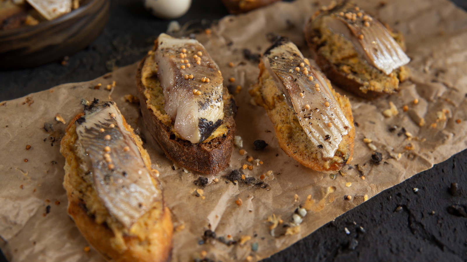 Image of Croques Marins au Hareng Poêlé à la Sauce Moutarde et Cheddar Fumé