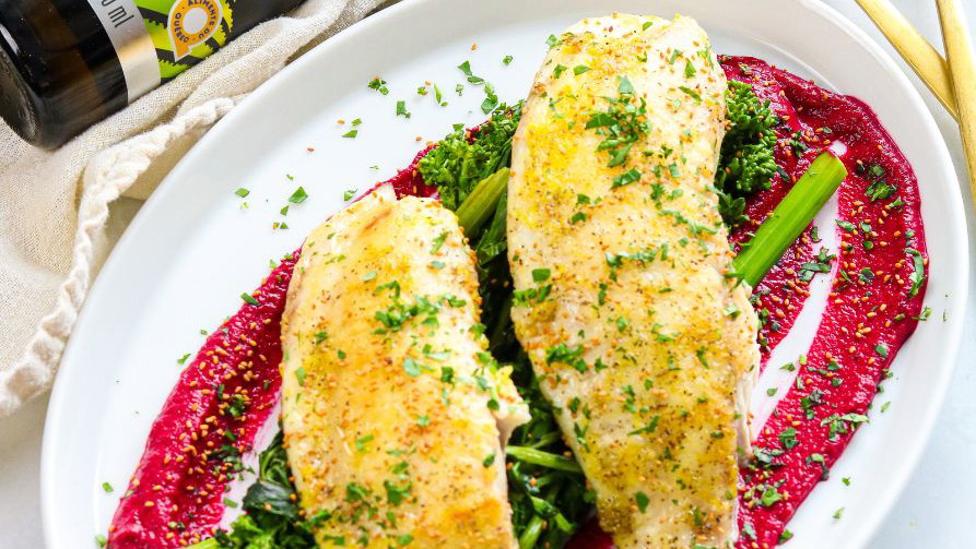 Image of Poisson grillé sur sauce aux betteraves et caméline torréfiée