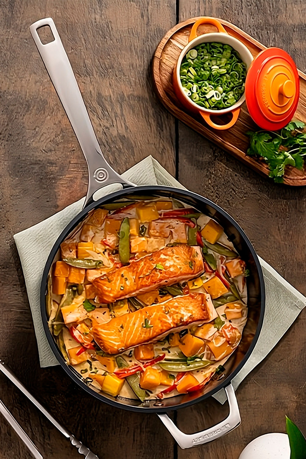 Salmón al curry verde con leche de coco (receta en sartén)