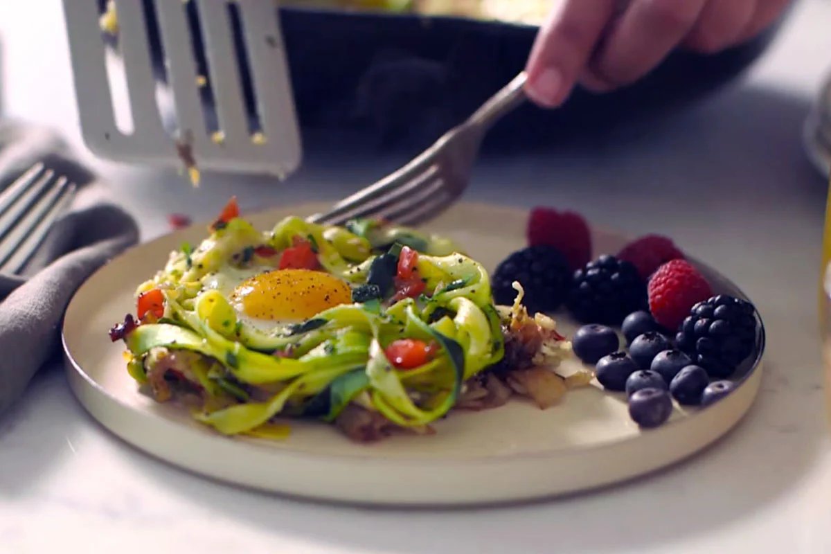 Nidos de huevo con espaguetis de verduras