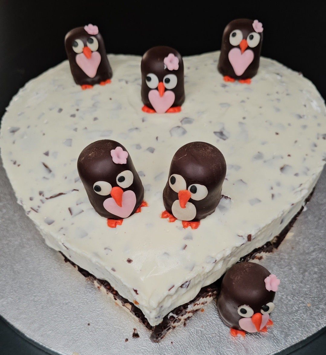 Knuffige Pinguin-Torte