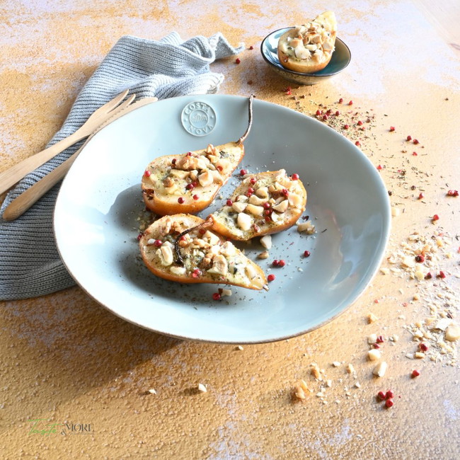 Image of Überbackene Birne mit Chèvre Charlotte, Käse und Nüssen