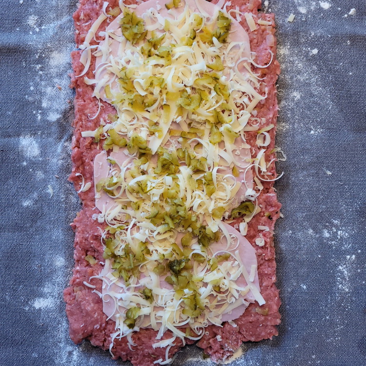 Image of Belegen mit Schinken, geriebenem Käse und der geraffelten Essiggurke