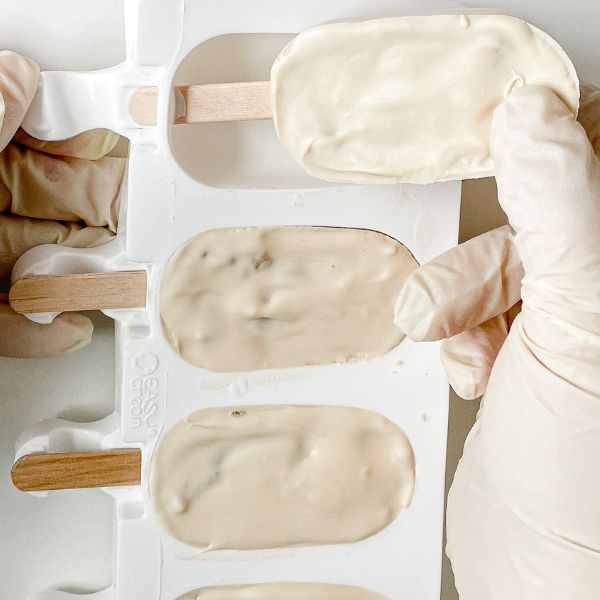 Image of Aus dem Gefrierfach entnehmen und vorsichtig aus der Form lösen. Tipp: Unsaubere Kanten mit einem Scharfen Messer abschneiden. 