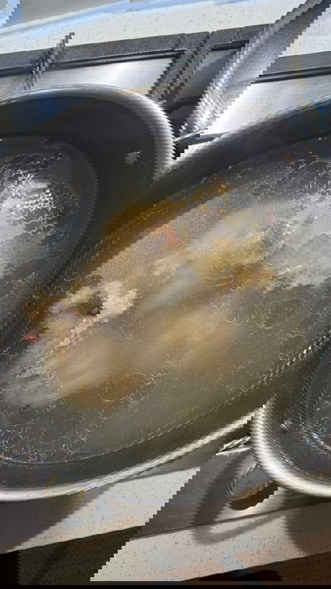 Image of Wash the tendons thoroughly, then place into a largo pot with enough cold water to cover the tendons by 3-5cm. Add the remaining ingredients except the seasoning and place the lid on.