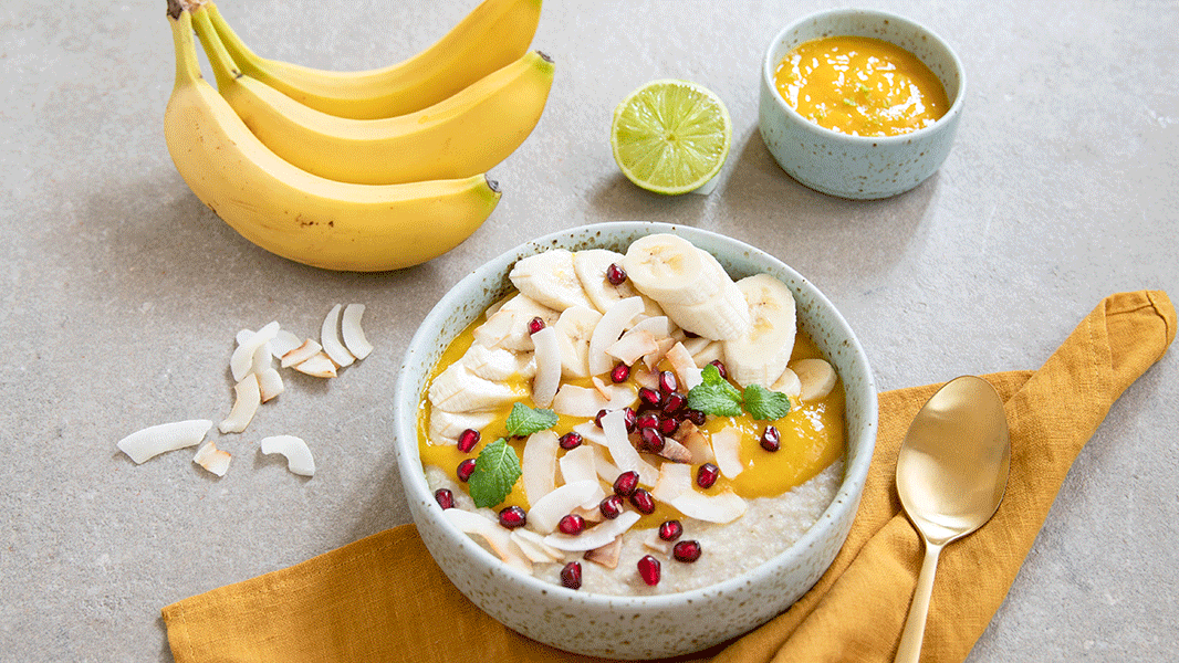 Image of Exotische Frühstücks-Bowl mit Mangopüree und Granatapfelkernen