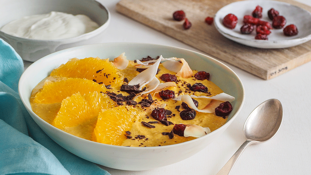 Image of Mango-Müsli-Smoothie-Bowl mit Orangen 